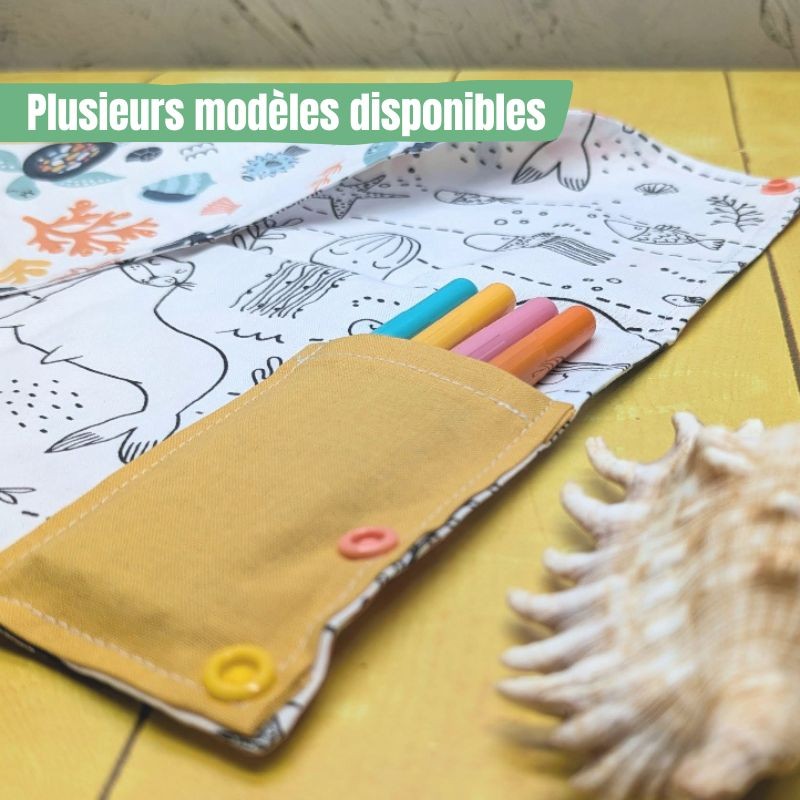 Coloriage lavable compact sur le thème des animaux marins avec détail sur la pochette pour les feutres