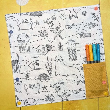 Vue de dessus du coloriage lavable compact sur le thème des animaux marins