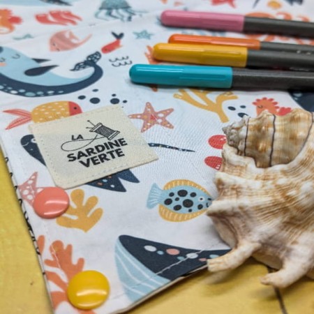 Coloriage lavable compact animaux marins avec détail sur l'étiquette de la marque la sardine verte