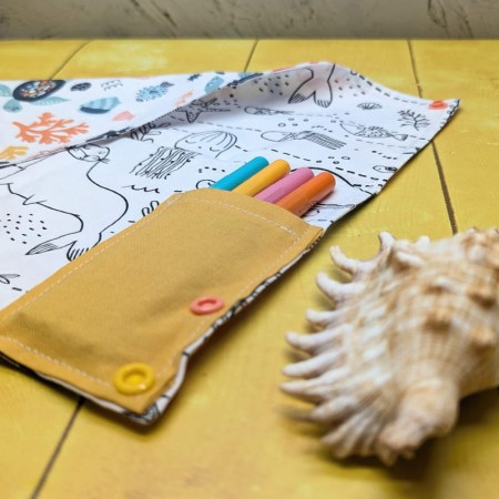 Coloriage lavable compact sur le thème des animaux marins avec détail sur la pochette pour les feutres