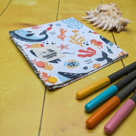 Coloriage lavable compact sur le thème des animaux marins refermé sur lui-même, formant une pochette
