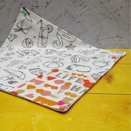 Coloriage lavable compact, variante "plage", avec vue sur la pochette pour ranger les feutres