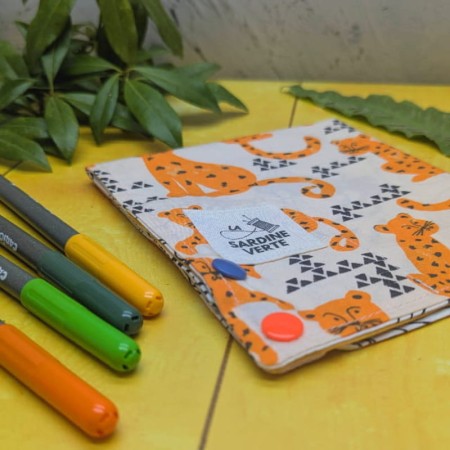 Coloriage lavable compact aux motifs de guépards oranges, refermé sur lui même