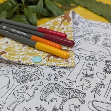Coloriage lavable compact aux motifs d'animaux d'Afrique, tissus extéreur aux motifs de singes jaunes.