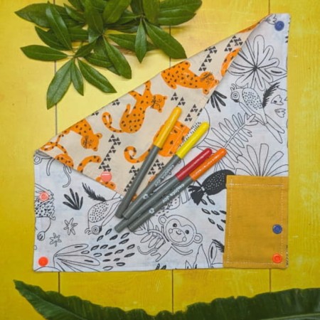 Coloriage lavable compact aux motifs de singes et d'oiseaux, tissus extéreur aux motifs de guépards oranges.