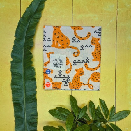 Coloriage lavable compact aux motifs de guépards oranges, refermé en pochette.