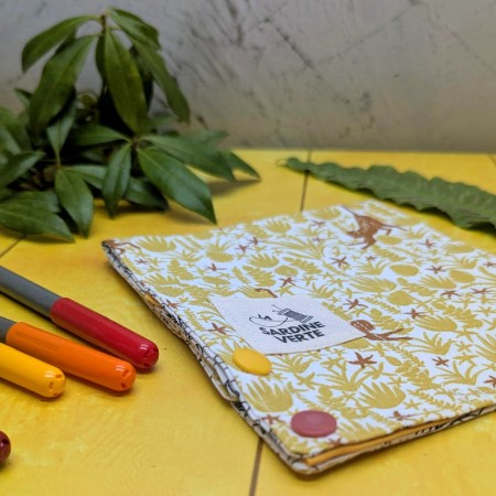 Coloriage lavable compact avec motifs de singes jaunes, replié sous forme de pochette