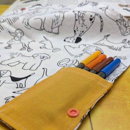 Vue sur la pochette de feutres du coloriage lavable compact aux motifs de chiens