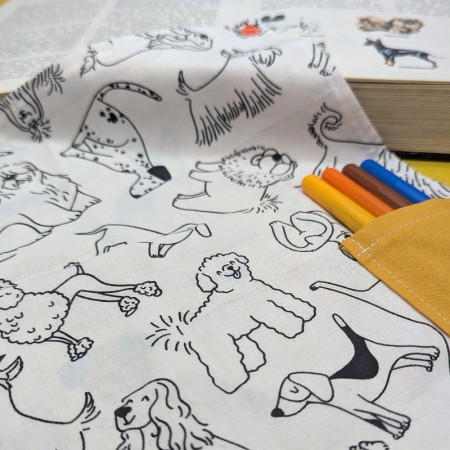 Coloriage lavable compact sur le thème des chiens, feutres rangés dans la pochette