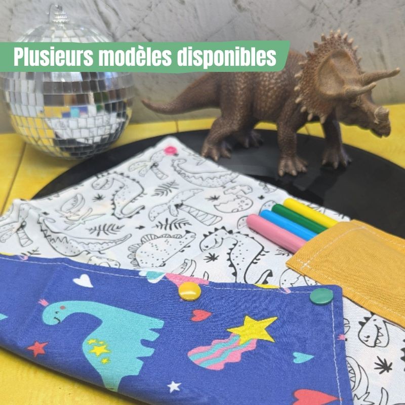 Coloriage lavable compact avec motifs de dinosaures et bandeau indiqué "plusieurs modèles disponibles"
