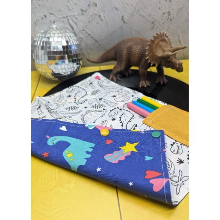 Vue sur le tissu extérieur violet avec dinosaures multicolores