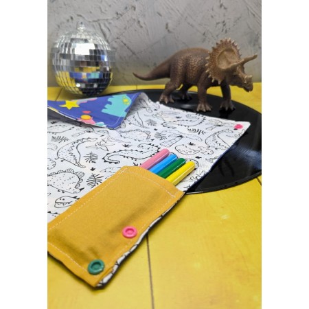 Coloriage lavable compact aux motifs de petits dinisaures, vue sur pochette de feutres
