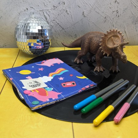 Coloriage lavable compact violet avec dinosaures replié en format pochette
