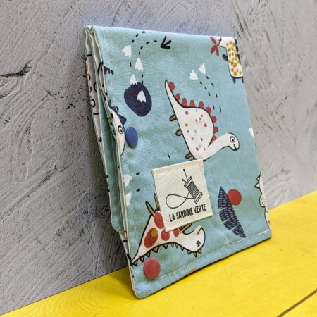 Coloriage lavable compact replié en pochette, tissu bleu clair avec motifs dinosaures