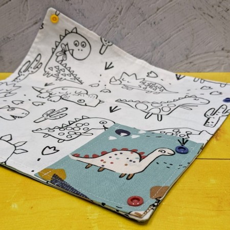 Focus sur la pochette de feutres du coloriage lavable compact dinosaures