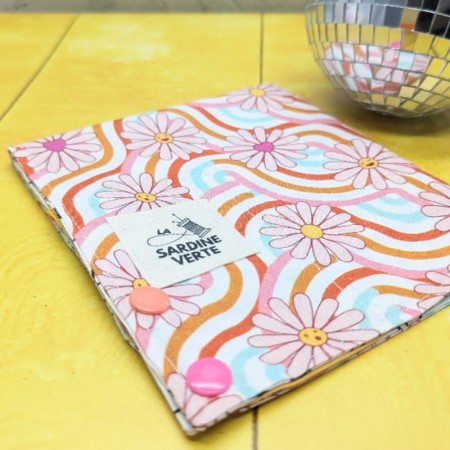 Coloriage lavable nomade replié en pochette avec motifs de fleurs