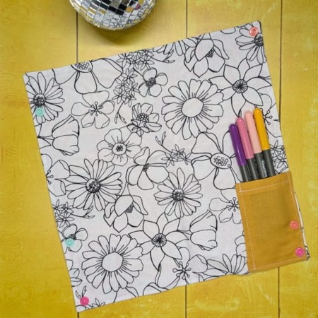 Coloriage lavable nomade motifs de grosses fleurs, feutres rangés dans la pochette