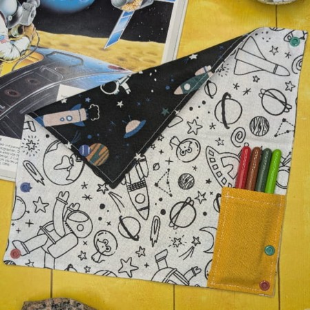 Coloriage lavable nomade avec motifs sur l'espace, feutres rangés dans la pochette