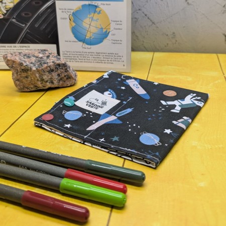 Coloriage lavable nomade sur le thème de l'espace, plié en pochette