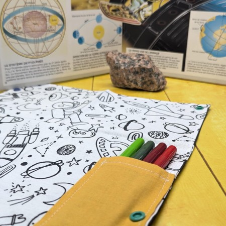 Vue sur la pochette de feutres du coloriage lavable nomade aux motifs de l'espace