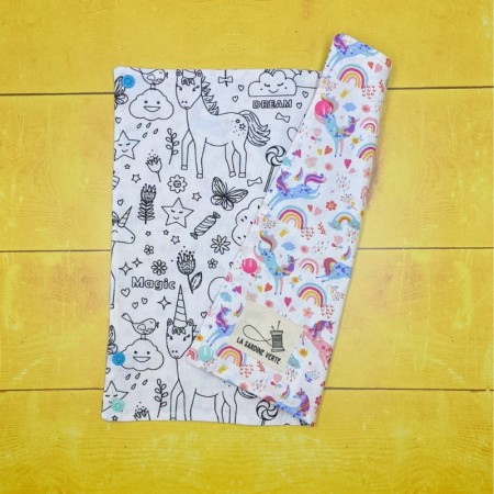 Coloriage lavable nomade replié en deux et vue sur le tissu extérieur aux motifs de licornes