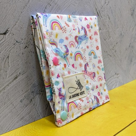 Coloriage lavable nomade aux motifs de licornes replié en pochette