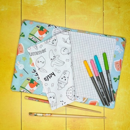 Page aux motifs de gourmandises et page de pixel art du cahier d'activités lavable kawaï