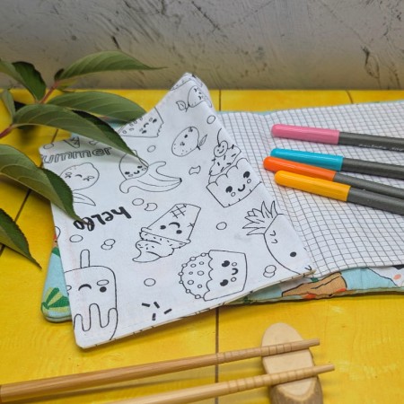 Page aux motifs de glaces du cahier d'activités lavable kawaï