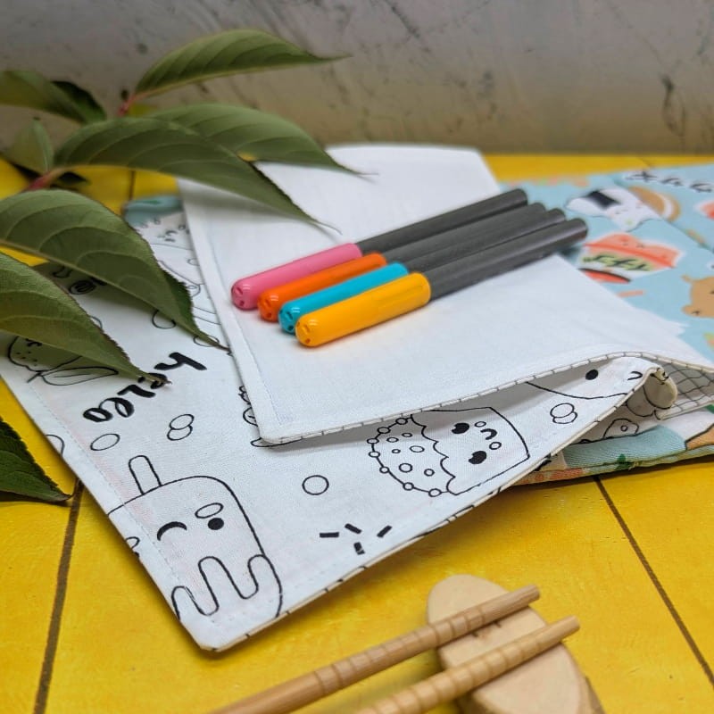 Page de dessin blanche et page de coloriage aux motifs de glaces du cahier d'activités lavable kawaï