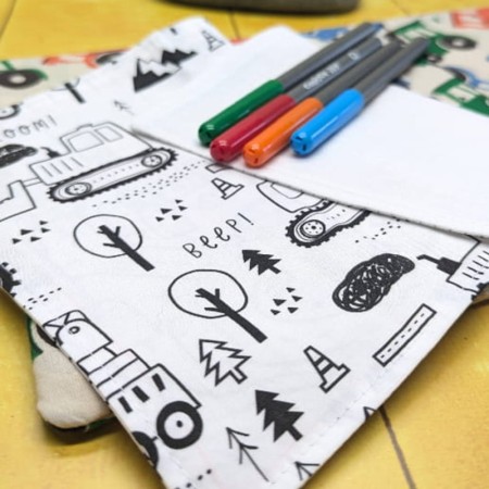 Focus sur les motifs d'engins de chantier du cahier d'activités lavable