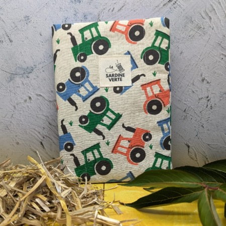 Couverture du cahier d'activités lavable aux motifs de tracteurs et étiquette de la marque la sardine verte