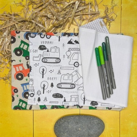 Page de coloriage représentant des engins de chantier et page de dessin blanche dans le cahier d'activités lavable