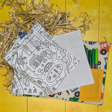 Pochette de rangement des feutres du cahier d'activités lavable, page de coloriage représentant la ville et feuille de pixel art