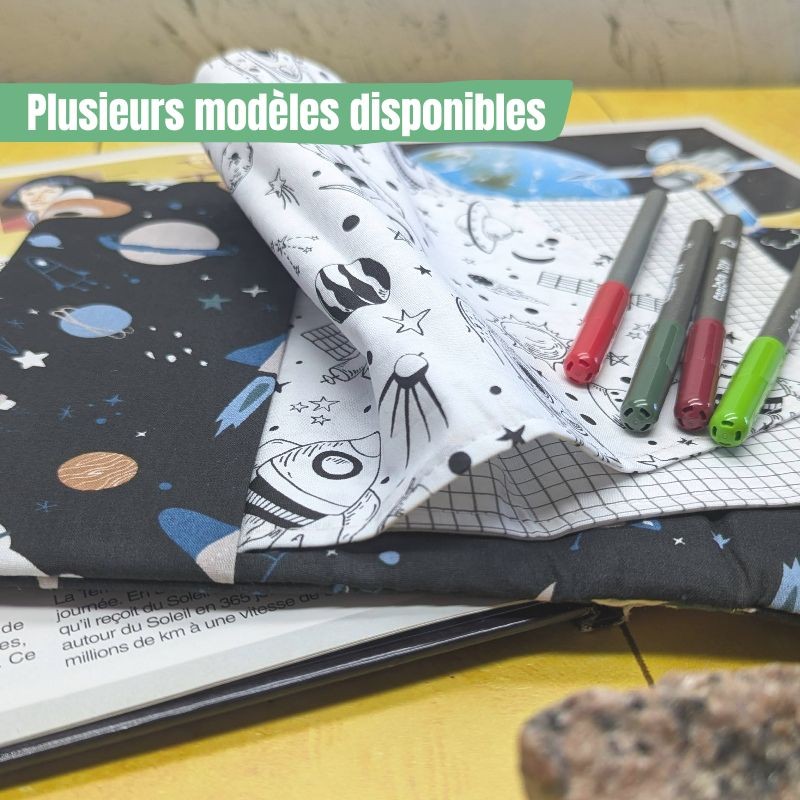 cahier d'activités lavable au fond noir sur l'espace avec bannière indiquand "plusieurs modèles disponibles"