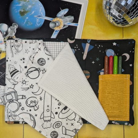 Pochette de feutres dans le cahier d'activités lavable au fond noir