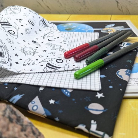 Coloriage représentant des fusées et page de pixel art dans le cahier d'activités lavable