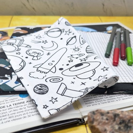 Coloriage représentant des vaisseaux spaciaux dans le cahier d'activités lavable