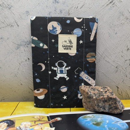 Couverture du cahier d'activités lavable au fond noir avec des motifs de cosmonautes