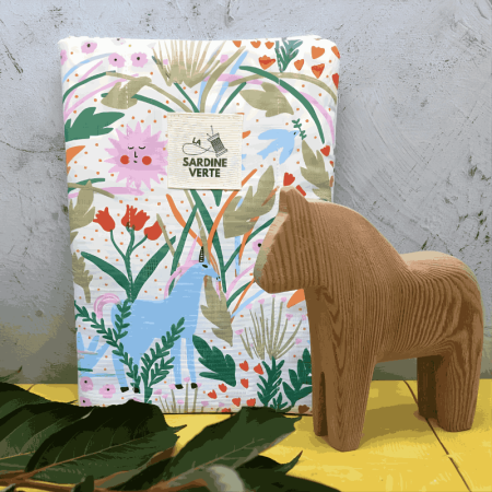 Couverture aux motifs de licornes du cahier d'activités lavable