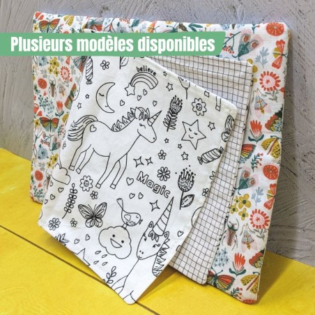 cahier d'activités lavable aux motifs de licornes et bannière indiquand "plusieurs modèles disponibles"