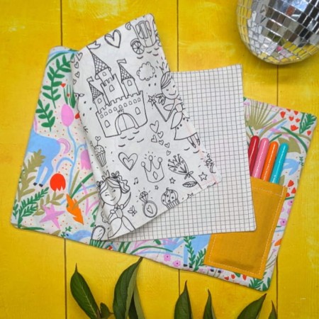 Pochette de feutres, page de pixel art et coloriage de chateau du cahier d'activités lavable