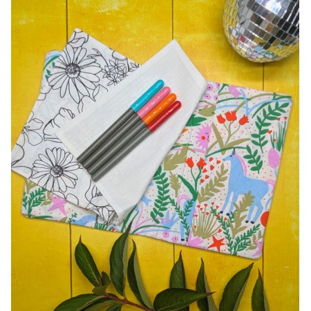 Page de coloriages avec fleurs, page de dessin blanche dans le cahier d'activités lavable