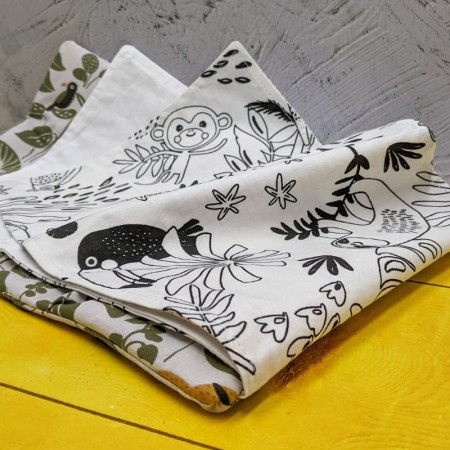 Page blanche et deuxième page de coloriage avec des singes et des oiseaux du cahier de coloriage lavable pampa