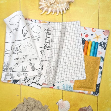 Motifs de requin et de macareux, page de pixel art dans le cahier d'activités lavable sur les animaux marins