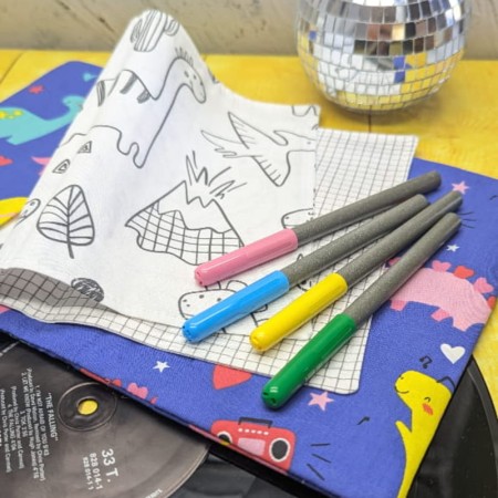 Coloriage représentant un volcan dans le cahier de coloriage lavable dinosaures