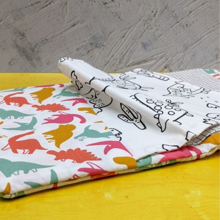 Vue sur le rabat du cahier de coloriage lavable dinosaures multicolors