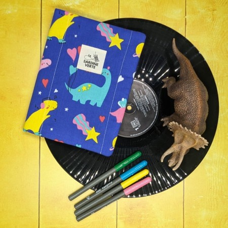 Etiquette de la marque la sardine verte sur le cahier de coloriage lavable violet