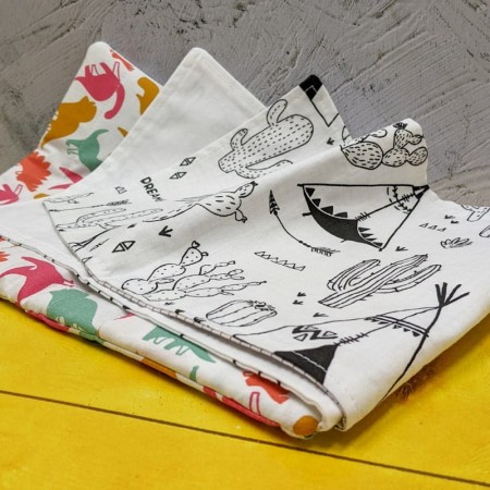 Coloriage avec des tipis et des cactus sur le cahier de coloriage lavable dinosaures multicolors