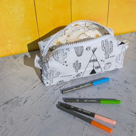 Coloriage représentant des tipis et des cactus dans la trousse à colorier