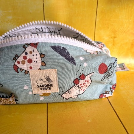 Face avant de la trousse à colorier aux motifs de dinosaures sur fond bleu clair